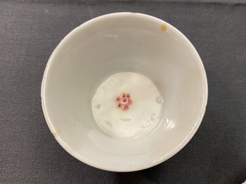 Six tasses et soucoupes en porcelaine de Chine famille rose et de style Imari, Yongzheng/Qianlong
