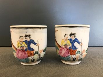 Une paire de tasses et soucoupes en porcelaine de Chine famille rose &agrave; sujet europ&eacute;en, Qianlong