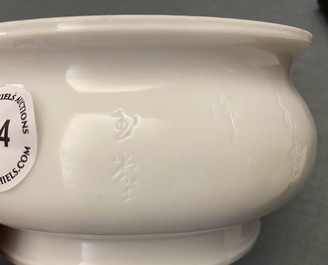 Un br&ucirc;le-parfum en porcelaine blanc de Chine &agrave; inscription, Kangxi