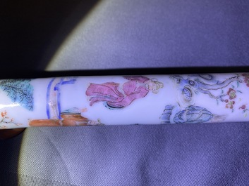 Une pipe &agrave; opium en porcelaine de Chine et sa pochette en soie brod&eacute;e, 19&egrave;me