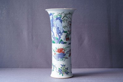 Un vase de forme gu en porcelaine de Chine wucai, Shunzhi