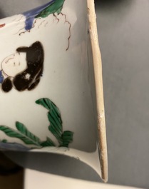 Un vase de forme gu en porcelaine de Chine wucai, Shunzhi