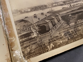 Un album de neuf photos argentiques dont une vue panoramique du Bund &agrave; Shanghai, Chine, dat&eacute; 1899