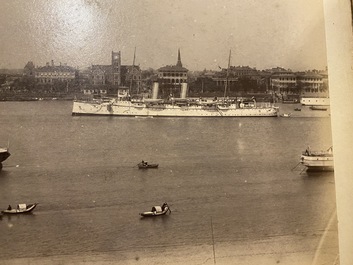 Un album de neuf photos argentiques dont une vue panoramique du Bund &agrave; Shanghai, Chine, dat&eacute; 1899