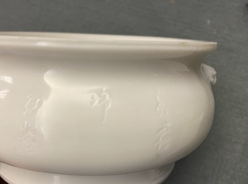 Un br&ucirc;le-parfum en porcelaine blanc de Chine &agrave; inscription, Kangxi