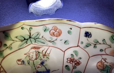 Een paar Chinese famille verte borden in lotusvorm met Mu Guiying, Kangxi