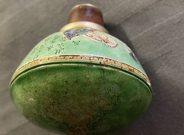 Une pipe &agrave; opium en porcelaine de Chine et sa pochette en soie brod&eacute;e, 19&egrave;me