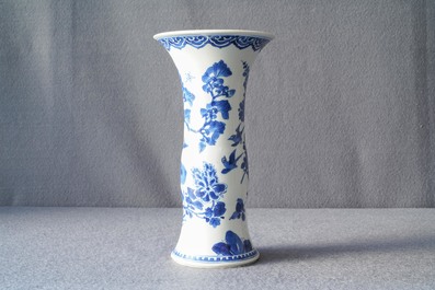 Een Chinese blauw-witte vaas met vogels bij bloemen, Kangxi