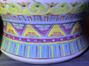 Een grote Chinese famille rose vaas, 19e eeuw