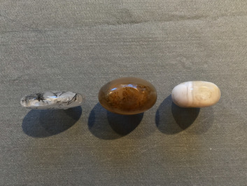 Six tabati&egrave;res en agate et cristal de roche aiguill&eacute;, Chine, 19/20&egrave;me