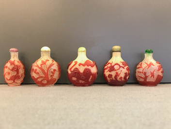 Vijf Chinese snuifflessen in meerlagig rood en snowflake glas, 18/20e eeuw
