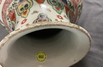 Un vase en porcelaine de Chine famille verte &agrave; d&eacute;cor de guerriers sur chevaux, Kangxi