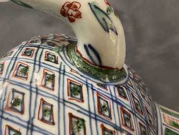 Une grande th&eacute;i&egrave;re couverte en porcelaine de Chine wucai, &eacute;poque Transition ou Kangxi