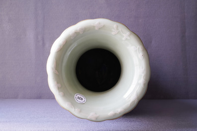 Un vase en porcelaine de Chine famille rose &agrave; fond c&eacute;ladon et brun, 19&egrave;me
