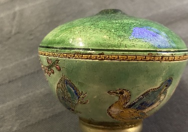 Une pipe &agrave; opium en porcelaine de Chine et sa pochette en soie brod&eacute;e, 19&egrave;me