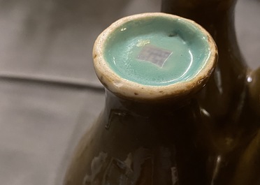 Un vase de forme quadrilobe en porcelaine &agrave; &eacute;mail brun, marque de Qianlong, 19/20&egrave;me