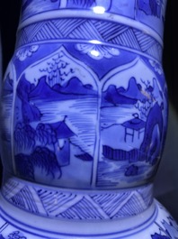 Een paar Chinese blauw-witte yenyen vazen met figuren in landschappen, Kangxi