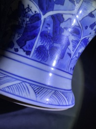 Une paire de vases de forme yenyen en porcelaine de Chine en bleu et blanc, Kangxi