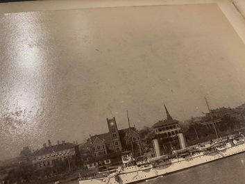 Un album de neuf photos argentiques dont une vue panoramique du Bund &agrave; Shanghai, Chine, dat&eacute; 1899