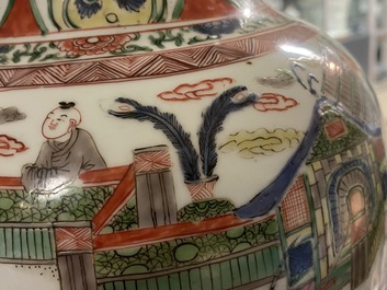 Un vase en porcelaine de Chine famille verte &agrave; d&eacute;cor de guerriers sur chevaux, Kangxi