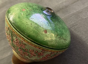 Une pipe &agrave; opium en porcelaine de Chine et sa pochette en soie brod&eacute;e, 19&egrave;me