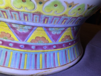 Een grote Chinese famille rose vaas, 19e eeuw