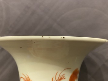 Une paire de vases en porcelaine de Chine &agrave; d&eacute;cor de lions bouddhistes en rouge de fer, 19/20&egrave;me