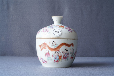 Un bol couvert en porcelaine de Chine famille rose, marque de Guangxu, 19/20&egrave;me