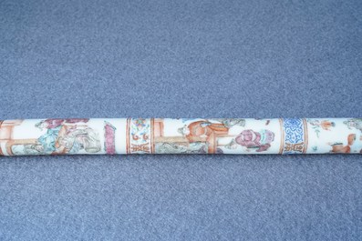 Une pipe &agrave; opium en porcelaine de Chine et sa pochette en soie brod&eacute;e, 19&egrave;me