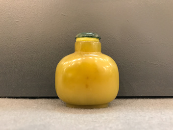 A Chinese yellow jade snuff bottle, 18th C.