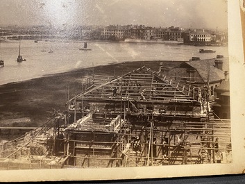 Un album de neuf photos argentiques dont une vue panoramique du Bund &agrave; Shanghai, Chine, dat&eacute; 1899