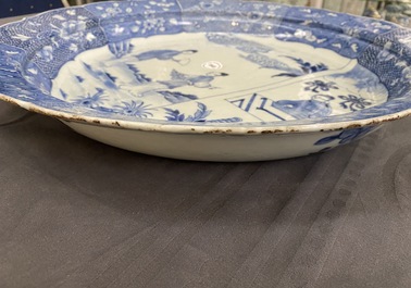Un grand plat en porcelaine de Chine en bleu et blanc &agrave; d&eacute;cor de 'La Romance de la chambre de l'ouest', Qianlong