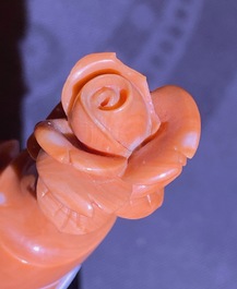 Une tabati&egrave;re en corail rouge &agrave; d&eacute;cor de roses, Chine, 19/20&egrave;me
