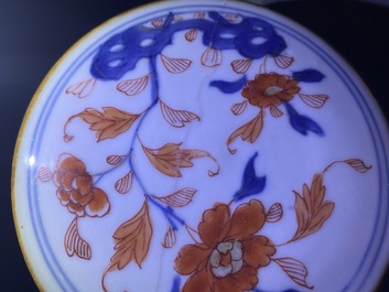 Une paire de pots couverts en porcelaine de Chine de style Imari, Kangxi