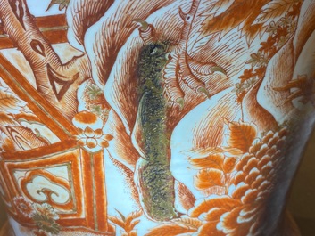 Een paar grote Chinese vazen met ijzerrood en verguld decor van feniksen, Qianlong