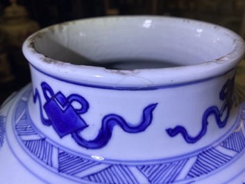 Un vase en porcelaine de Chine en bleu et blanc &agrave; d&eacute;cor d'antiquit&eacute;s, Kangxi