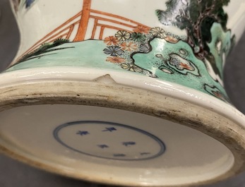 Une paire de vases en porcelaine de Chine famille verte, marque de Kangxi, 19&egrave;me
