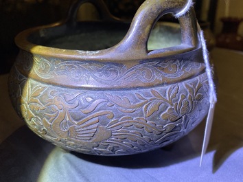 Een Chinese bronzen wierookbrander met feniksen en pioenen, Xuande merk, 18e eeuw