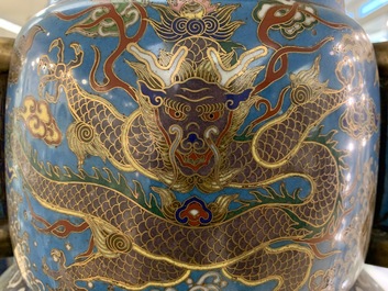 Un grand vase de forme hu en &eacute;maux cloisonn&eacute;s, marque Qi Yu Bao Tung Chih Chen, Chine, 19&egrave;me