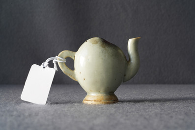 Een Chinese miniatuur 'cadogan' perzikvormige theepot met junyao glazuur, Kangxi/Qianlong