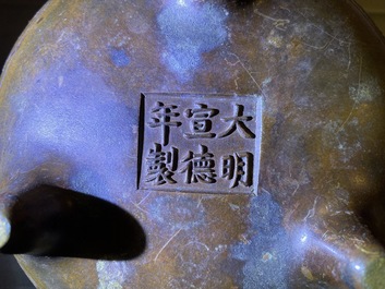 Un br&ucirc;le-parfum tripod en bronze &agrave; d&eacute;cor de ph&eacute;nix et pivoines, marque de Xuande, 18&egrave;me
