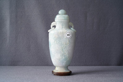 Un vase couvert en jade sculpt&eacute; &agrave; d&eacute;cor d'immortels, Chine, 19&egrave;me