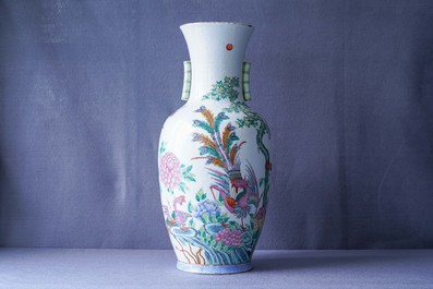 Un vase en porcelaine de Chine famille rose &agrave; d&eacute;cor de ph&eacute;nix et grues, marque de Qianlong, 19&egrave;me
