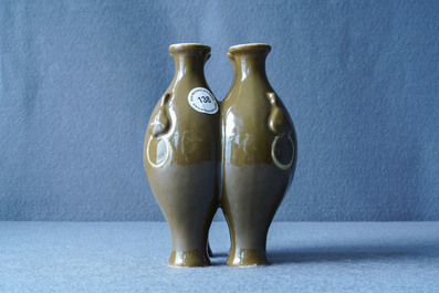 Un vase de forme quadrilobe en porcelaine &agrave; &eacute;mail brun, marque de Qianlong, 19/20&egrave;me