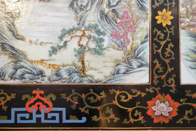 Deux plaques en porcelaine de Chine famille rose dans un coffre laqu&eacute;, marques de Wang Yeting, 19/20&egrave;me