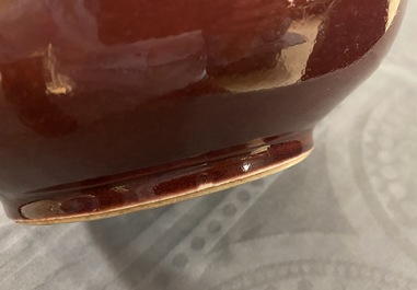 Een Chinese monochroom rode flesvormige vaas, Kangxi