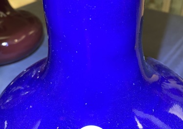Un vase en porcelaine de Chine bleu monochrome, marque et &eacute;poque de Qianlong