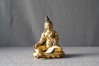 Een Sino-Tibetaanse met koraal en turkoois ingelegde verguld bronzen figuur van Tara, 18e eeuw