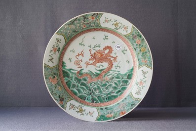 Un plat en porcelaine de Chine famille verte &agrave; d&eacute;cor d'un dragon, Kangxi