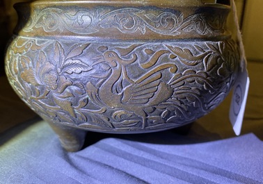 Een Chinese bronzen wierookbrander met feniksen en pioenen, Xuande merk, 18e eeuw